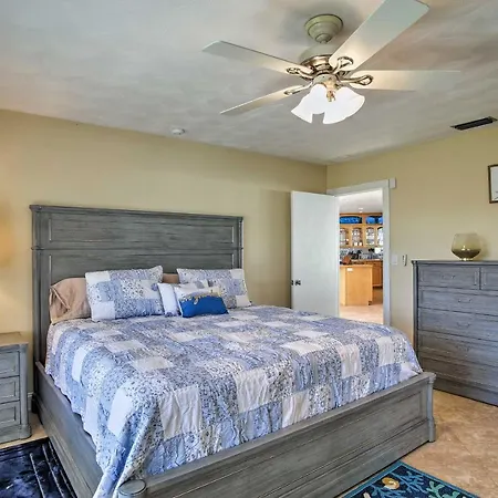 Riviera Beach Home With Pool - Walk To Beaches!